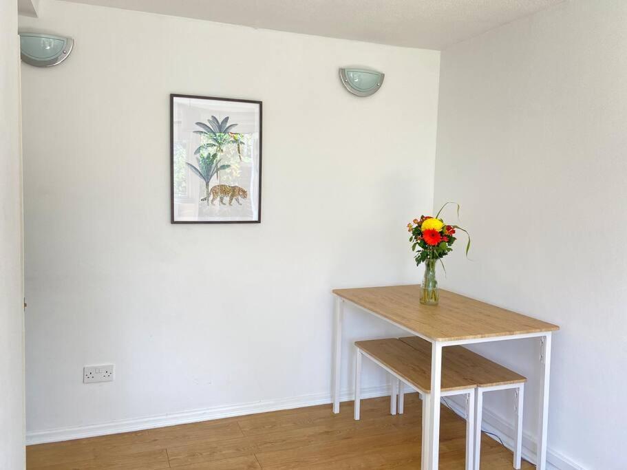 Apartamento Stylish & Tranquil Flat With Excellent Connections Londres Exterior foto